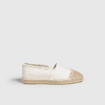 Imagen secundaria 1 - Las alpargatas son el zapato cómodo y chic favorito de las francesas por lo mucho que estilizan y estos son los modelos que llevarás esta primavera