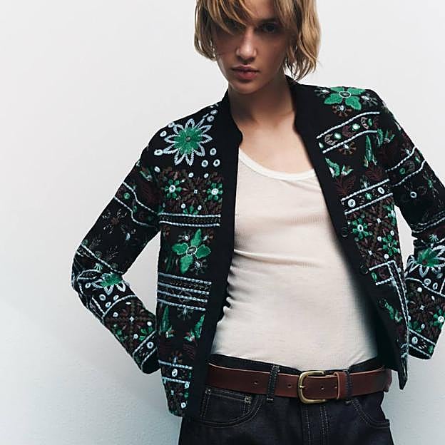 Imagen principal - Estas son las bonitas camisas bordadas que vas a llevar como chaquetas con camisetas básicas esta primavera, según las influencers