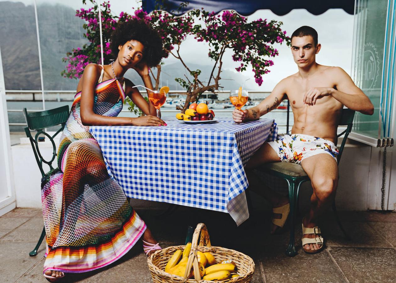 Lissandra lleva bañador de crochet y vestido de rejilla, ambos de Missoni, y sandalias rosas de Emporio Armani. Simone, bañador de Dsquared2 y sandalias de Birkenstock.