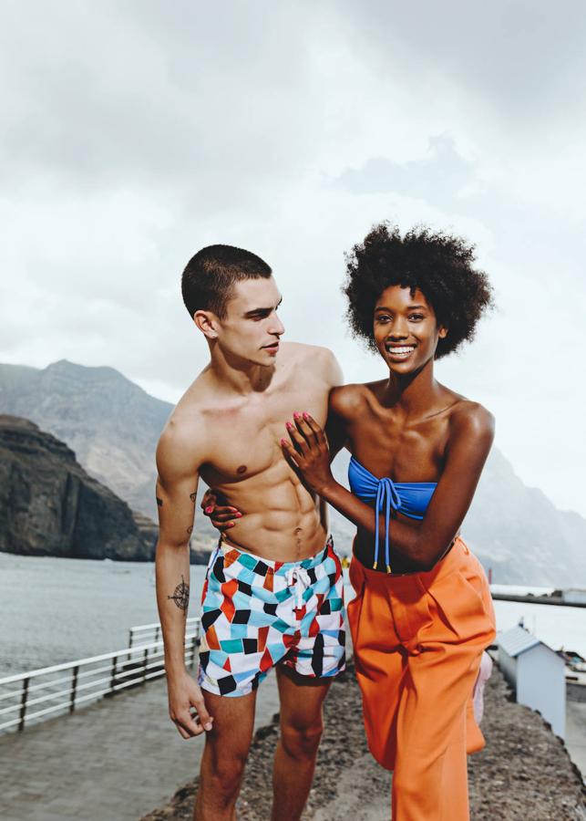 Él lleva bañador estampado de Chela Clo. Ella, top de biquini de Carlos San Juan, pantalón de Duarte y sandalias de Givenchy.