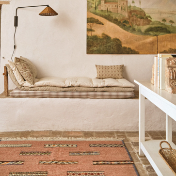 Imagen secundaria 1 - En la cocina, la alfombra cuesta 299 euros en Zara Home y la silla de madera y enea, 129 euros cada una El menaje de cocina en color cobre, desde 19.99 euros. La alfombra del rincón de descanso está rebajada a 449 euros, los toppers de lino, 59.99 euros y la lámpara de pared, 99.99 euros. En el recibidor, la lámpara de pie cuesta 59.99 euros, los jarrones de cristal, entre 25.99 y 39.99 euros.