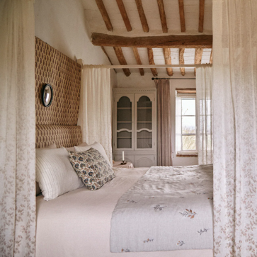 Imagen secundaria 1 - Estos juegos de cama de Zara Home cuestan entre 39.99 y 59.99 euros; las colchas de patchwork, 299 euros; los cojines, entre 17.99 y 39.99 euros; la alfombra de yute, 299 euros y los espejos, entre 59.99 y 79.99 euros.