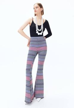 Imagen secundaria 2 - Los pantalones estampados son muy favorecedores