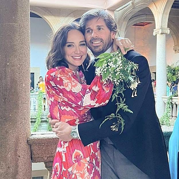 Así es el espectacular (y asequible) vestido de invitada que Tamara Falcó llevó en la boda de Isabelle Junot y Álvaro Falcó (y que ya se está agotando)
