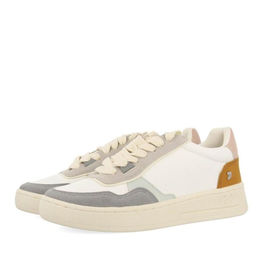 Ulassai de Gioseppo, firma made in Spian, son blancas con toques multicolor y están fabricadas con nylon 100% reciclado y sus cordones son de algodón orgánico (64,95 euros).