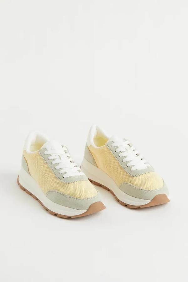 H&M tiene a la venta estas deportivas de malla con detalles en ante y piel sintéticos ideales para primavera y por un precio irresistible: 29,99 euros.