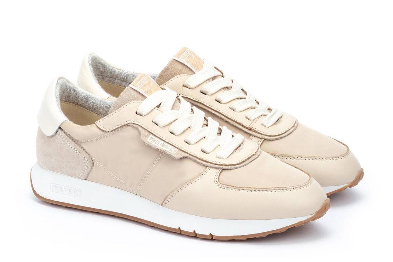 Las zapatillas Pikolinos Barcelona tienen un diseño deportivo diferente que te dará la oportunidad de sentirte cómoda y a la moda en cualquier circunstancia. Sus cordones permiten un perfecto ajuste al pie y su suela sintética ofrece un gran confort en cada pisada (109,95 euros). 