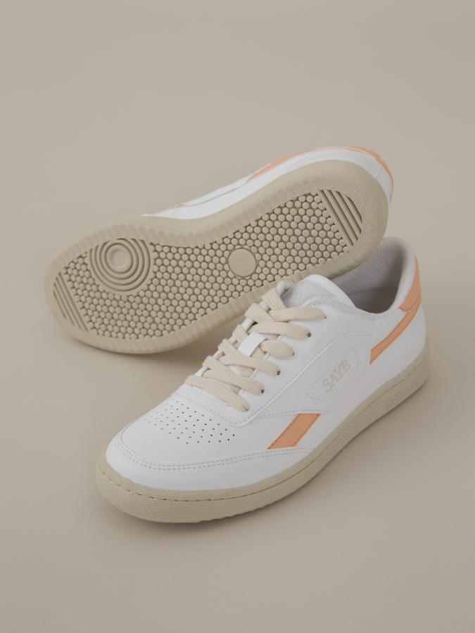 Saye es  la firma de zapatillas blancas que arrasa en Instagram . Es una marca 100% vegana que nación con el objetivo de luchar contra la deforestación y que tiene a la venta estas zapatillas con un diseño clásico y con versiones diferentes como este con detalles en salmón (129 euros).