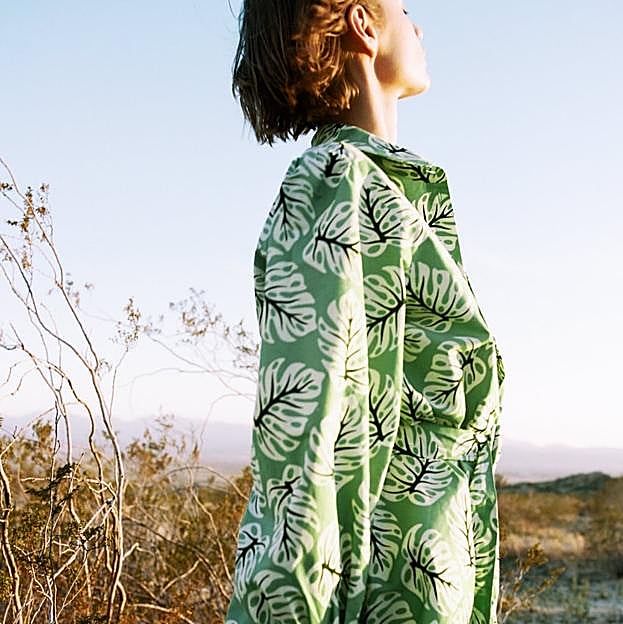 Imagen principal - Vestido corto camisero con cinturón y estampado de hojas en verde, blanco y negro de Zara (39,99 euros) 