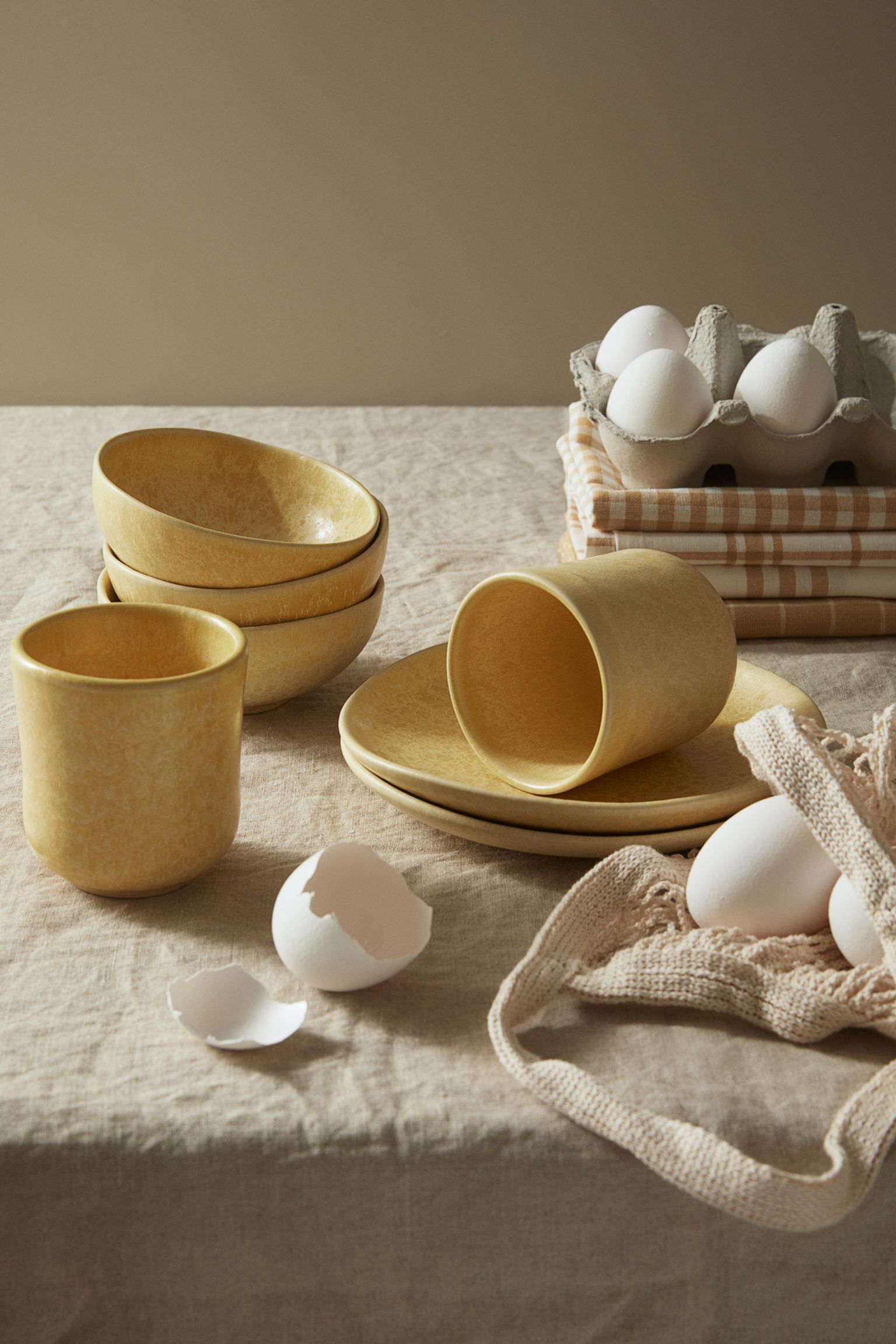 ... estas tazas de cerámica amarilla con plato a juego, 5.99 euros 