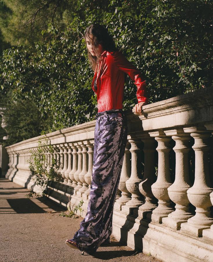 Camisa, pantalón, top y cinturón, todo de Philosophy. El collar es de Uterqüe y las sandalias, de Lola Cruz.