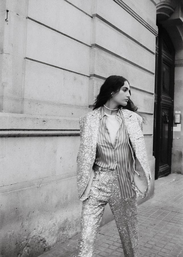 Traje de lentejuelas de Zadig & Voltaire, con camisa de rayas de Mirto y camiseta de American Vintage. El collar es de Uterqüe y los pendientes, de Swarovski.