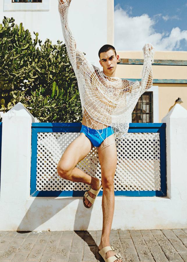 Poncho de crochet Givenchy, bañador Román Peralta y zapatos Birkenstock. 