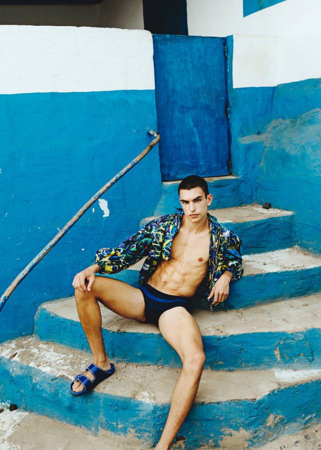 Bañador Román Peralta, chaqueta bomber Aurelia Gil y zapatos Birkenstock. 