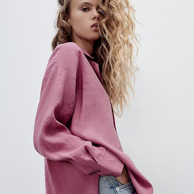 Imagen principal - Camisa satinada de corte oversize en rosa, gris, marrón arena o verde empolvado de Zara (22,99 euros)