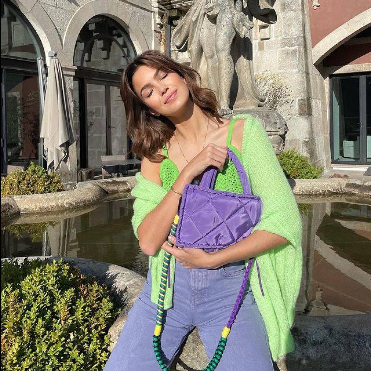 Pincha en la imagen para ver Esta primavera sustituye tu bolso negro por uno de estos blancos muy ponibles y que pegan con todo