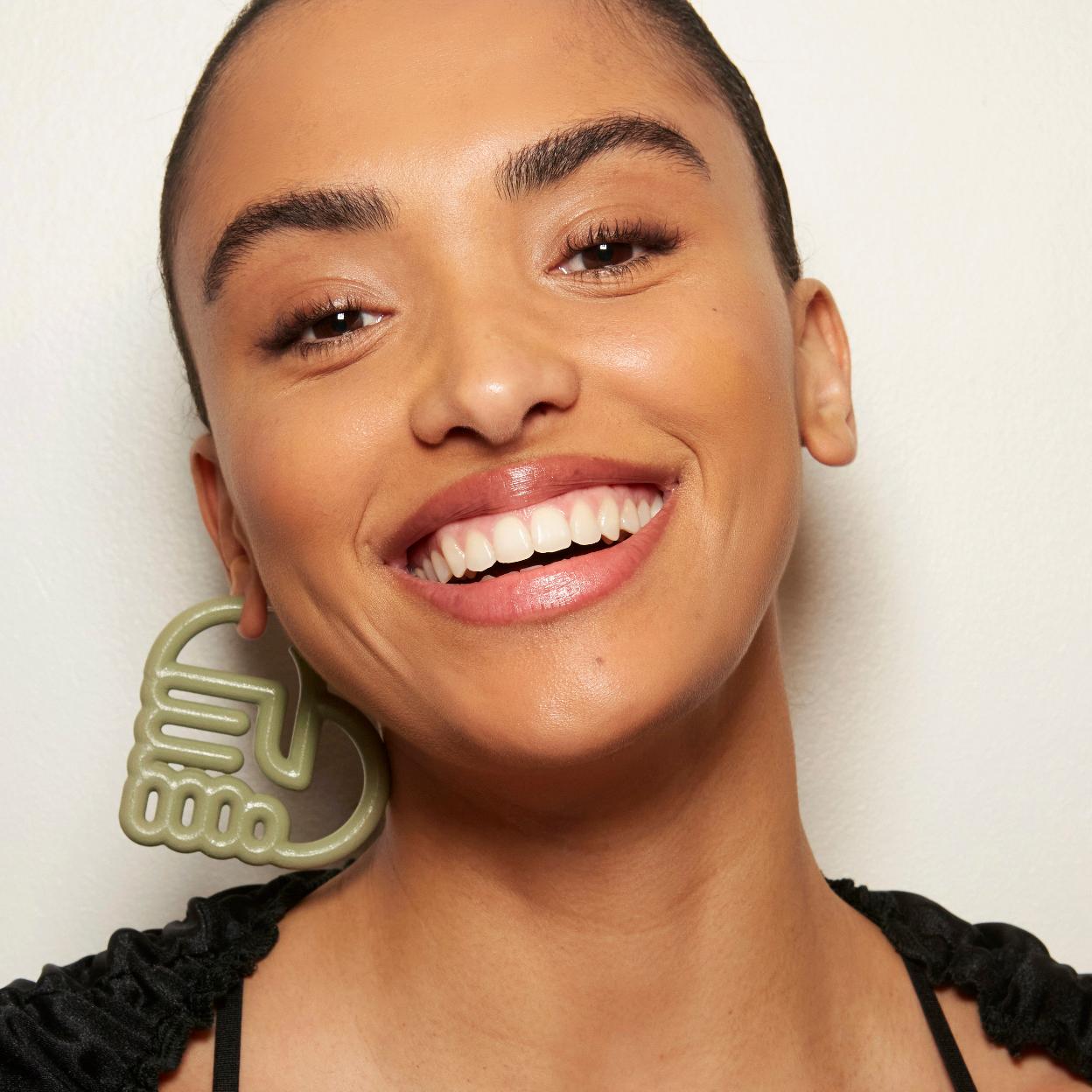 Pincha en la imagen para descubrir los mejores activos antiedad que deben llevar las mejores cremas hidratantes.