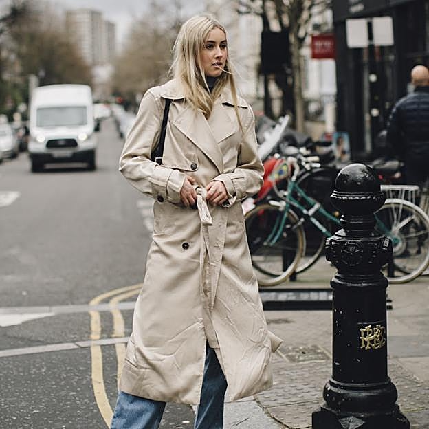 La gabardina más barata de la temporada está en Lefties, cuesta menos de 20 euros y pega con absolutamente todo