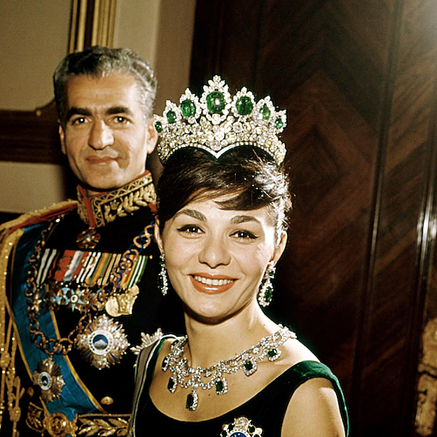 Tragedias, muertes y reinos perdidos: así se convirtió la emperatriz Farah Diba en la María Antonieta de Oriente 