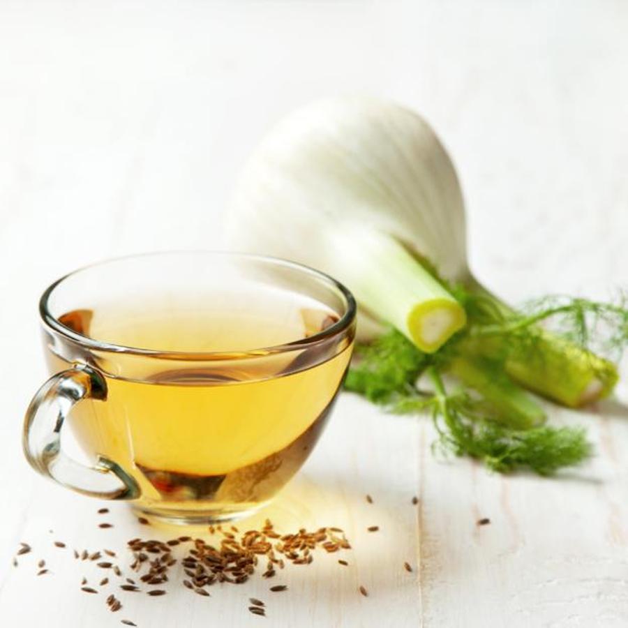 El té de hinojo acelera la digestión de alimentos grasos, alivia el estreñimiento, combate la retención de líquidos y tiene un potente efecto saciante. Además, reduce los gases y la hinchazón abdominal, por lo que será más fácil conseguir lucir una cintura de avispa. Pero eso no es todo, ya que la infusión de hinojo también acelera el metabolismo, lo que permite quemar grasa más rápidamente, reduce la celulitis y regula el apetito.