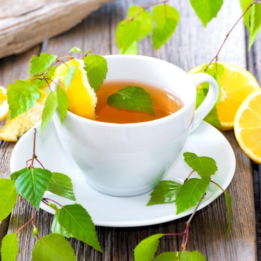 El abedul es un potente depurador de nuestro organismo gracias a su potente efecto diurético, que permite eliminar los depósitos de grasa del organismo. Asimismo, el consumo de abedul estimula la producción de bilis en el hígado, por lo que se mejora la digestión de las grasas y ayuda a su eliminación a través de las heces.