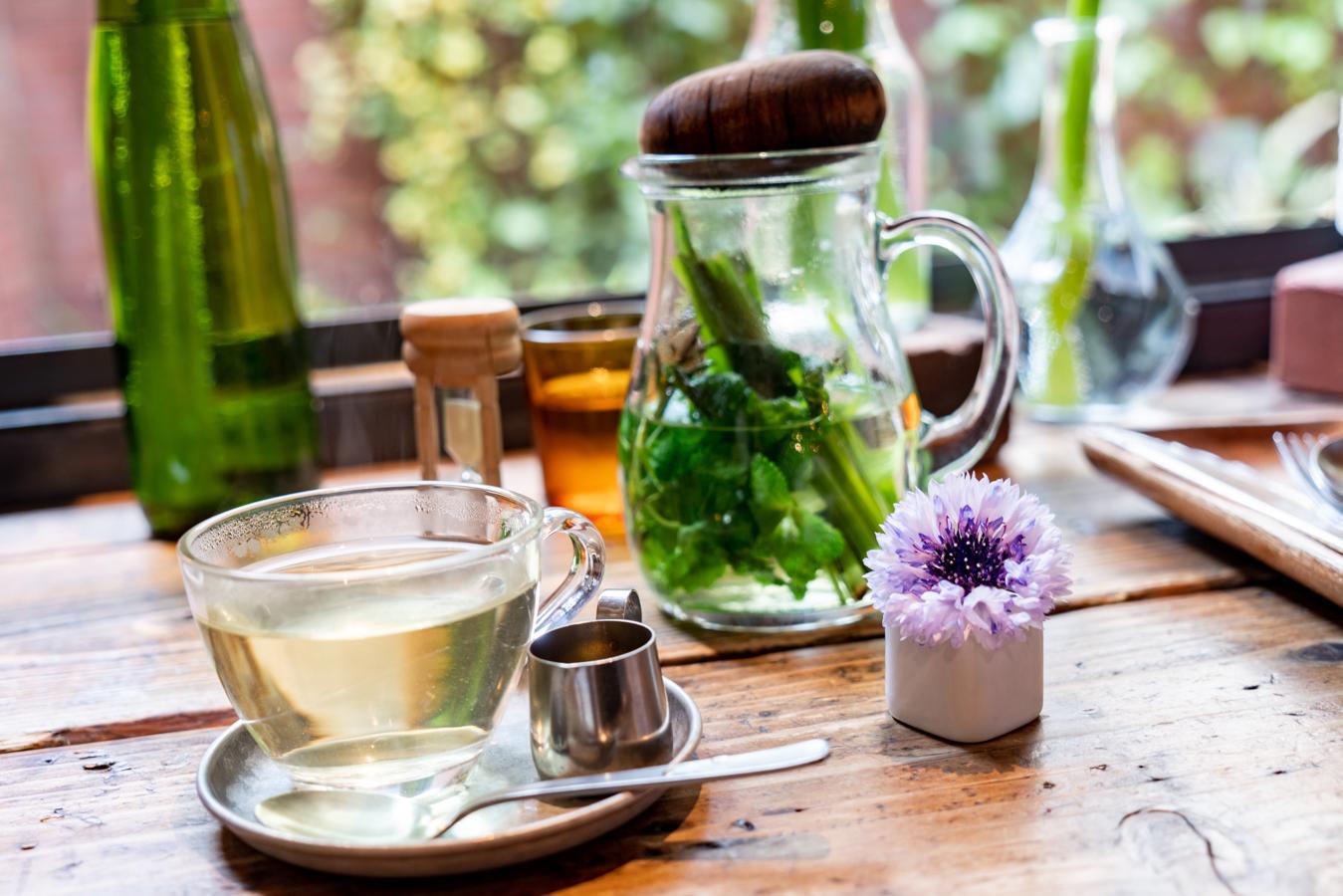 El té de menta tiene propiedades diuréticas. ¿Qué quiere decir esto? Ayuda a los riñones a eliminar el exceso de agua y sodio. Junto con una dieta baja en grasas y carbohidratos, los resultados serán evidentes si tomas, al menos, tres tazas al día.