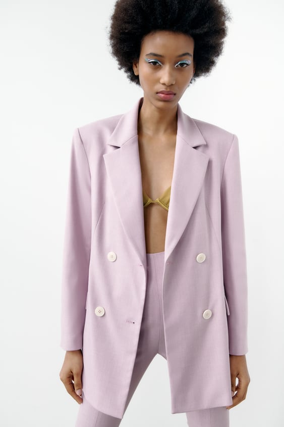 En color lila y con cierre frontal con botones a tono, esta blazer de cuello solapa, con mangas largas con hombreras y bolsillos con solapa en delantero cuesta 49,95 euros. 