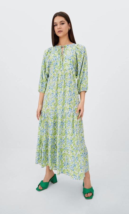 Para las amantes del estilo boho Stradivarius ha incluido en su catálogo este vestido con mangas amplias, falda estructurada y escote de pico con detalle de lazada con estampado de flores verdes y azules. Tiene un precio de 29,99 euros.