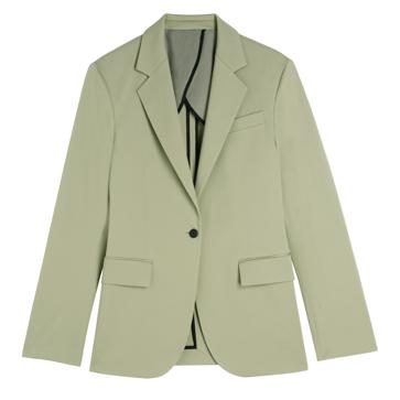 Imagen secundaria 1 - Vestido negro, blazer y un bolso original: el look de influencer facilísimo de copiar que no te vas a quitar esta primavera