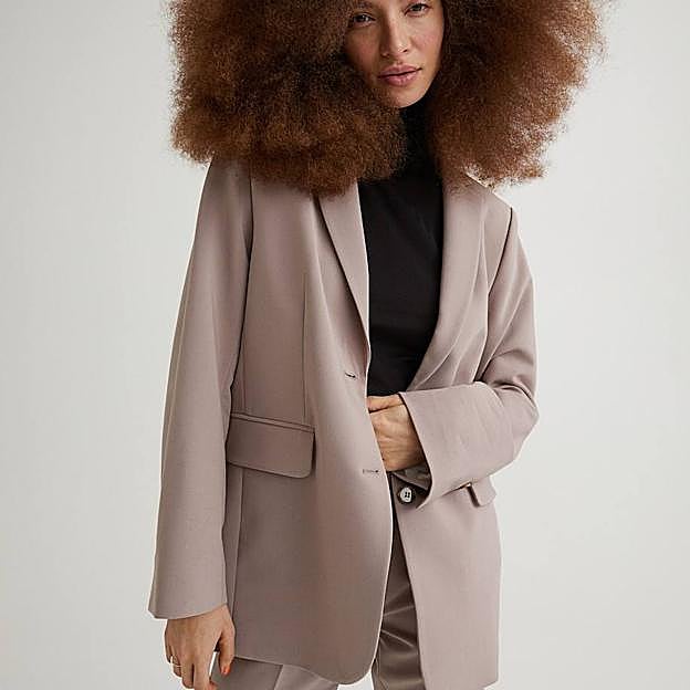 Imagen principal - Necesitas este cómodo, ponible y elegante traje low cost que viene en 3 colores para un look super estiloso, palabra de influencer