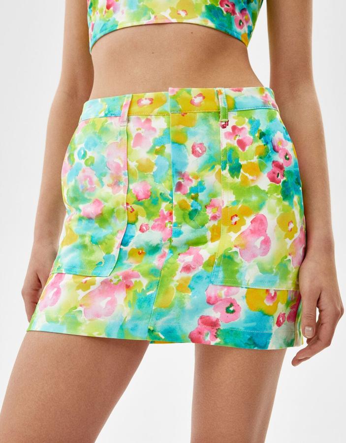 Estampado tipo acuarela en tonos verdes y rosados para esta minifalda de Bershka de diseño recto, con bolsillos laterales de plastrón y cierre oculto. Cuesta 22,99 euros. 