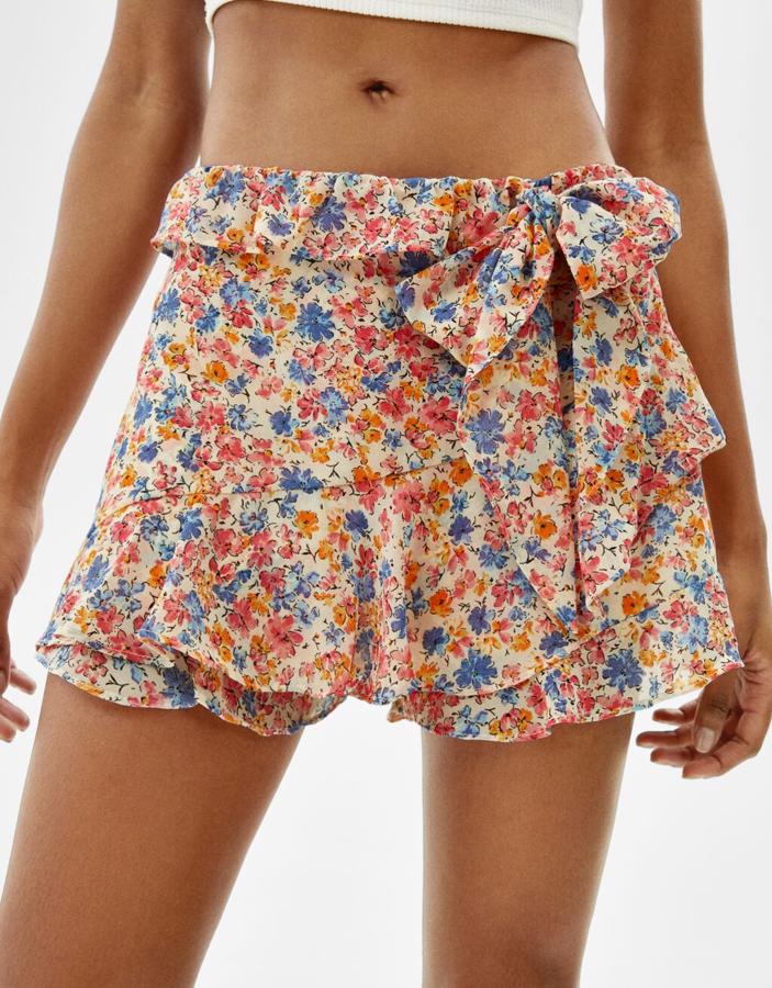 No es una falda, es un skort, pero tiene un estampado de tonos azulados, rojizos y naranjas tan bonitos que nos ha enamorado. Es de Bershka, viene con cierre cruzado frontal con lazada y cuesta 19,99 euros. 