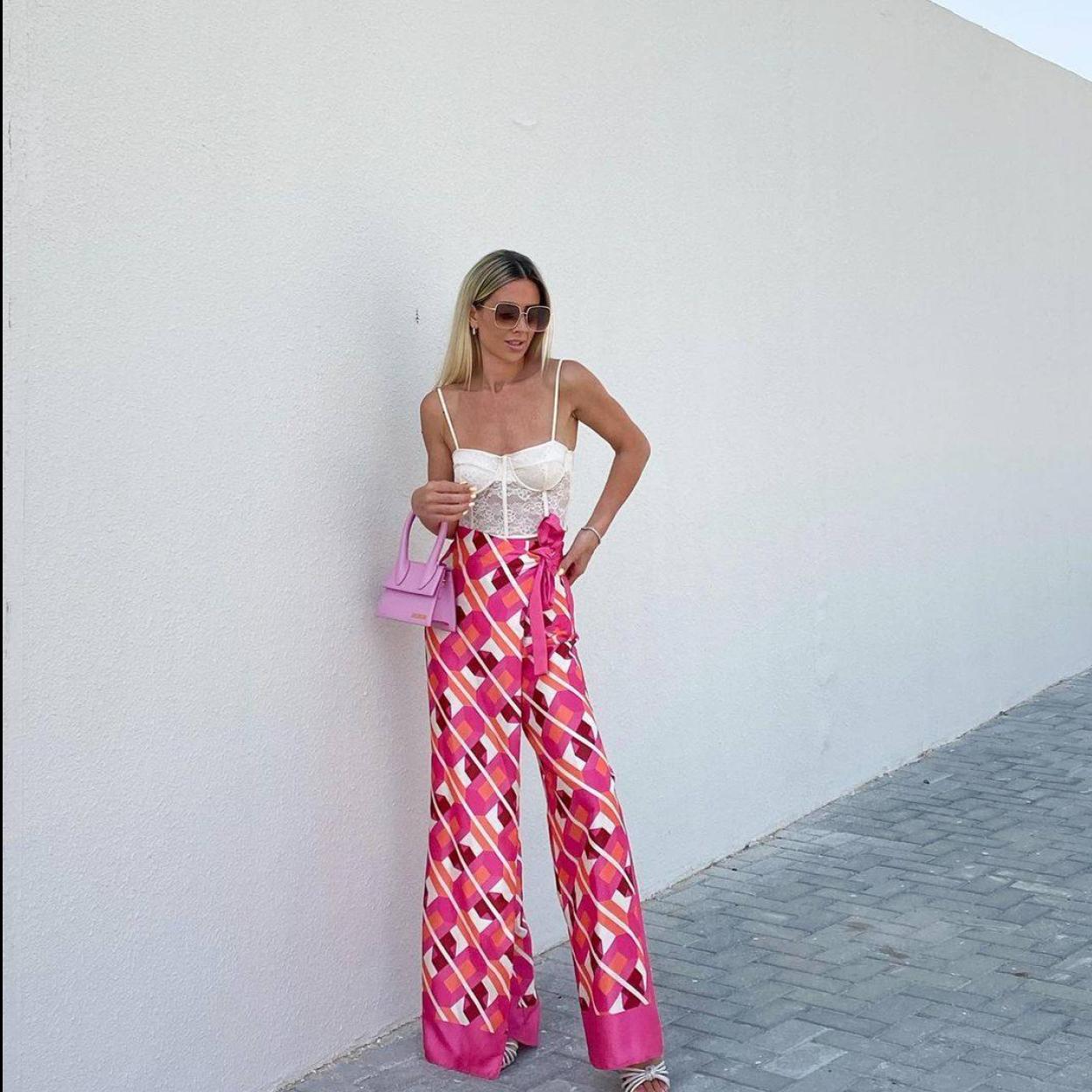 Pincha en la imagen para ver No te pierdas las faldas midi que van a arrasar esta primavera y quedan de lujo incluso con una camiseta blanca