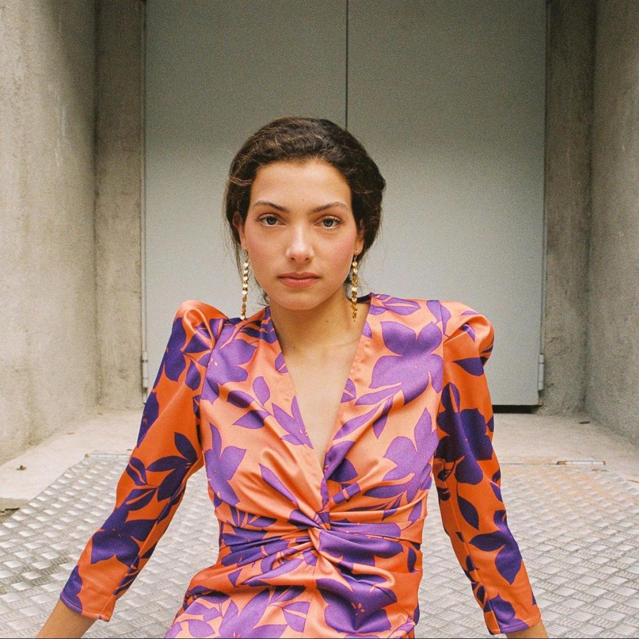 Pincha en la foto para descubrir más vestidos de invitada y triunfar esta primavera.