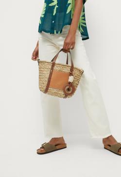 Imagen secundaria 2 - Los diseños confeccionados en tejidos naturales, como la rafia, el yute, la palma, son un auténtico básico cuando suben las temperaturas. Bolso de rafia estilo cesta con asas efecto piel de Parfois (27,99 euros)