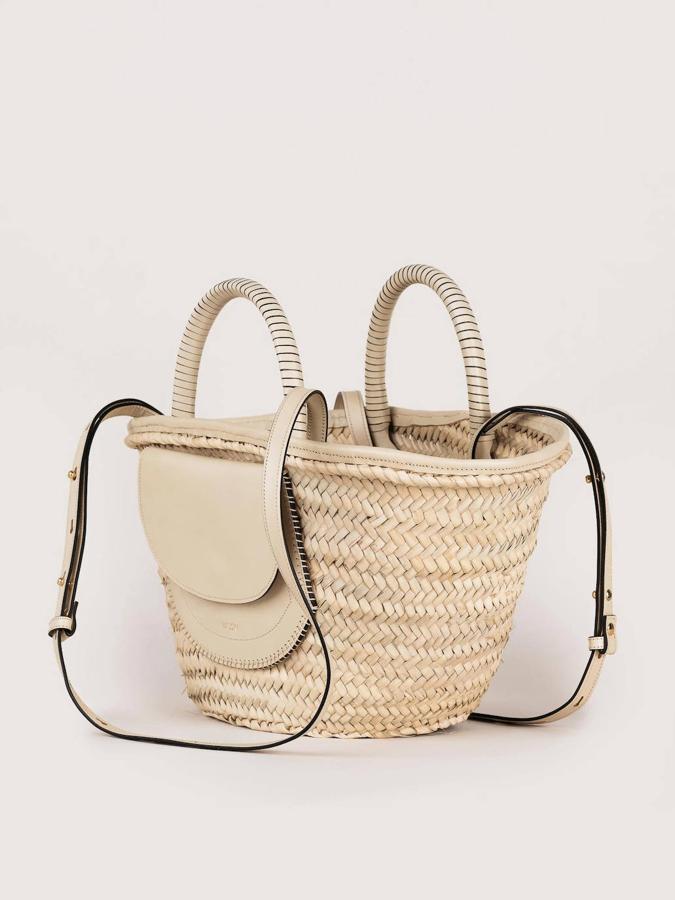 Si buscas un diseño exclusivo, tienes que ver el capazo de rafia de la firma española Mauska. Es de tamaño mini y color hueso. Cuenta con un práctico bolsillo exterior. Te costará 220 euros.