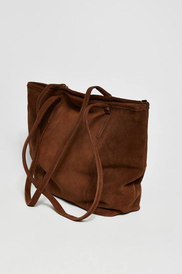 Para las amantes de la sencillez, hemos escogido un bolso de Sfera. Se trata de un shopper que está confeccionado con piel lisa en color marrón. Puede ser tuyo por 29,99 euros.