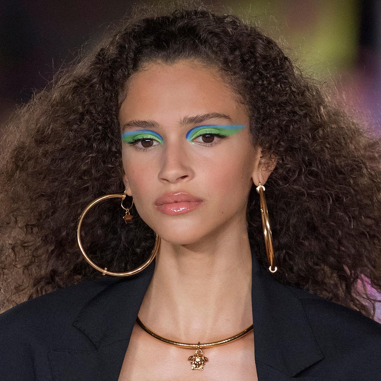 Pincha en la imagen para ver los mejores champús y otros productos capilares para potenciar el pelo rizado, controlar el volumen y combatir el encrespamiento.