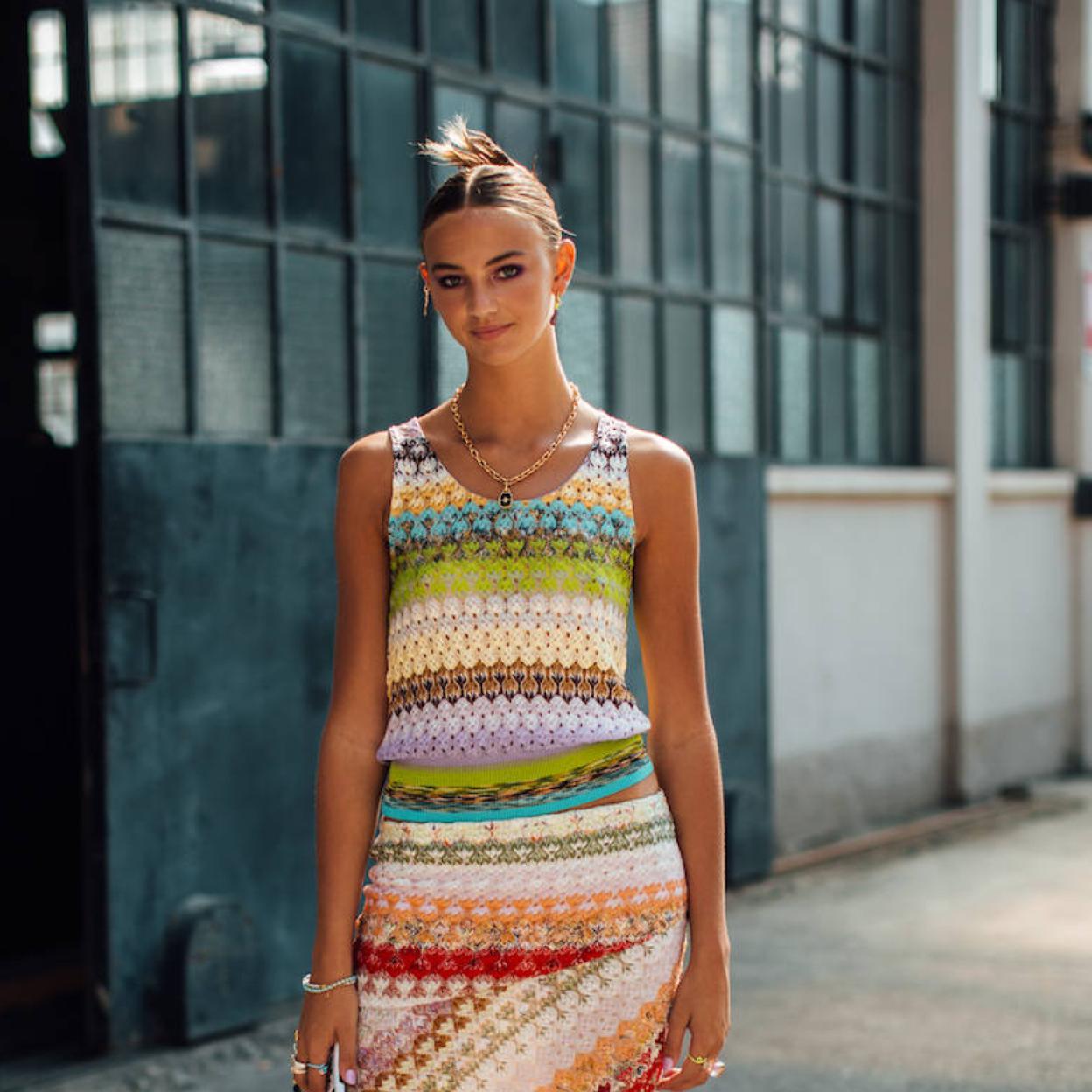 Pincha en la foto para ver las faldas midi estampadas que son perfectas para llevar a la oficina y para salir los fines de semana