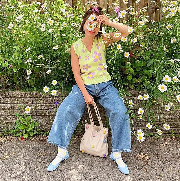 Imagen principal - Estas son las bailarinas que arrasan en Instagram: unas merceditas made in Spain que famosas e influencers han lucido con looks cómodos