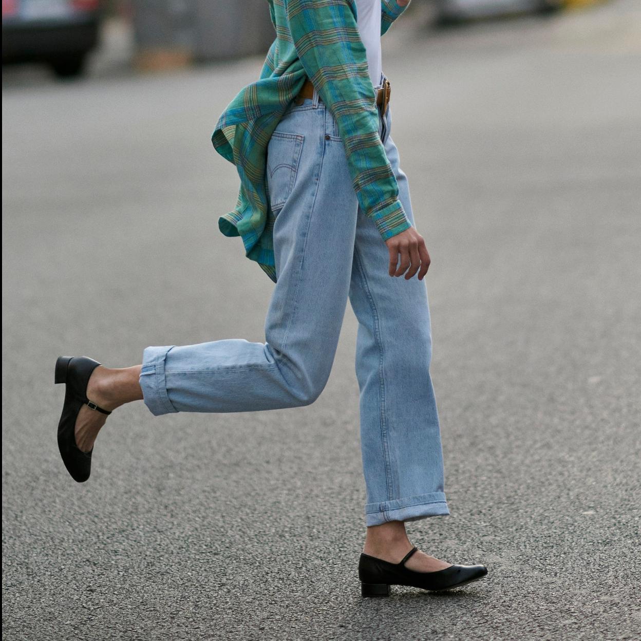 Pincha en la imagen para descubrir la otra gran tendencia en calzado: zapatos destalonados, de tacón cómodo y a todo color.