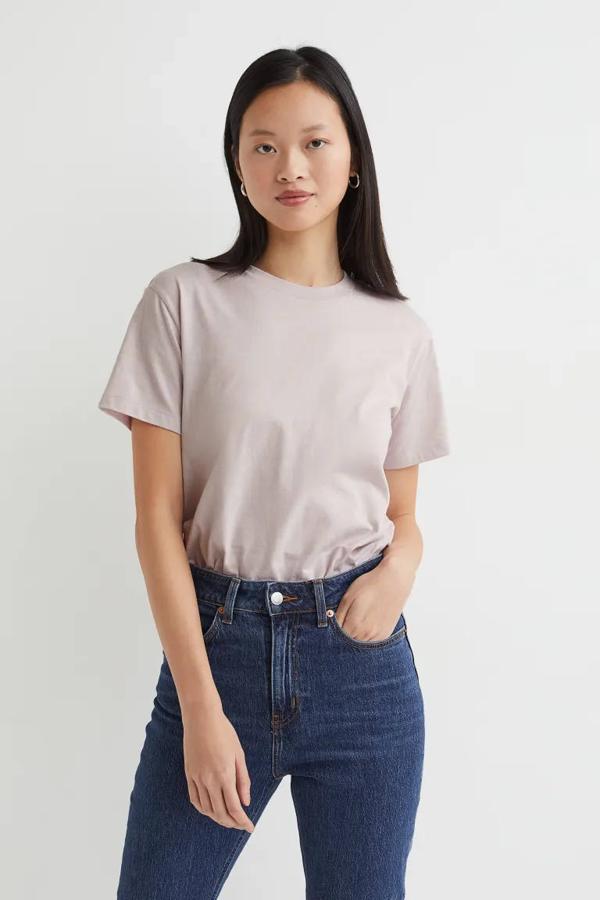 La más sencilla está en H&M. Es una camiseta de algodón que encontrarás en blanco, negro, beige grisáceo claro, rosa claro y beige. En cuanto a su precio, es de 6,99 euros.