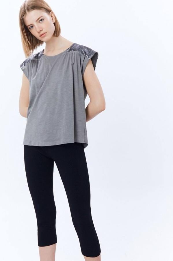 Para las amantes del brillo, hemos escogido una camiseta con canesú de lentejuelas que nos trae Sfera. Puedes elegir entre varios colores (negro, crudo, skin y gris). Cuesta 9,99 euros.