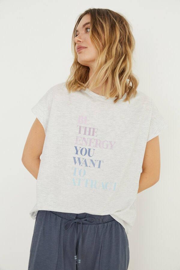 ¿Quieres darle un aire relajado a tu look? Entonces tienes que ver esta camiseta gris de Women'Secret. Aunque su precio era de 14,99 euros, ahora está rebajada a 9,99 euros.