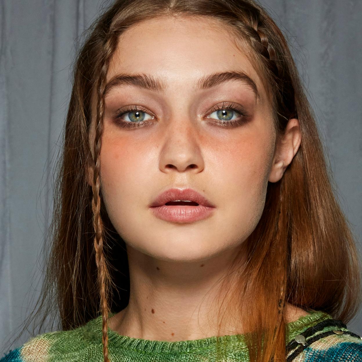 Pincha en la imagen para ver estos increíbles productos que te ayudarán a domar y a peinar las cejas.