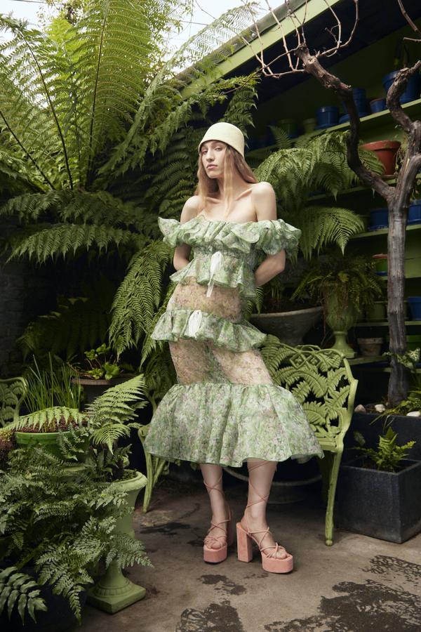 Vestido con volantes y sombrero bucket de Giambattista Valli y sandalias de plataforma, de Paris Texas.