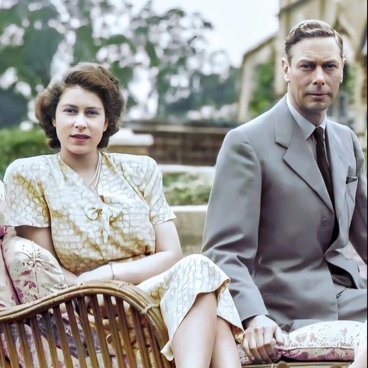 La reina Isabel II en un retrato oficial junto a su esposo padre. Si quieres ver su vida en imágenes, pincha en la foto.