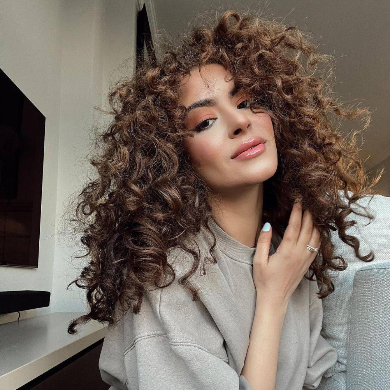 Pincha en la imagen para ver Los mejores champús y otros productos capilares para potenciar el pelo rizado, controlar el volumen y combatir el encrespamiento