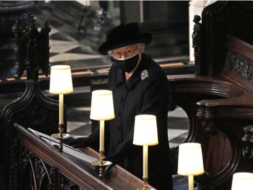 La imagen más triste de la reina Isabel II, sola y de luto riguroso, en el funeral de su marido, el duque de Edimburgo.