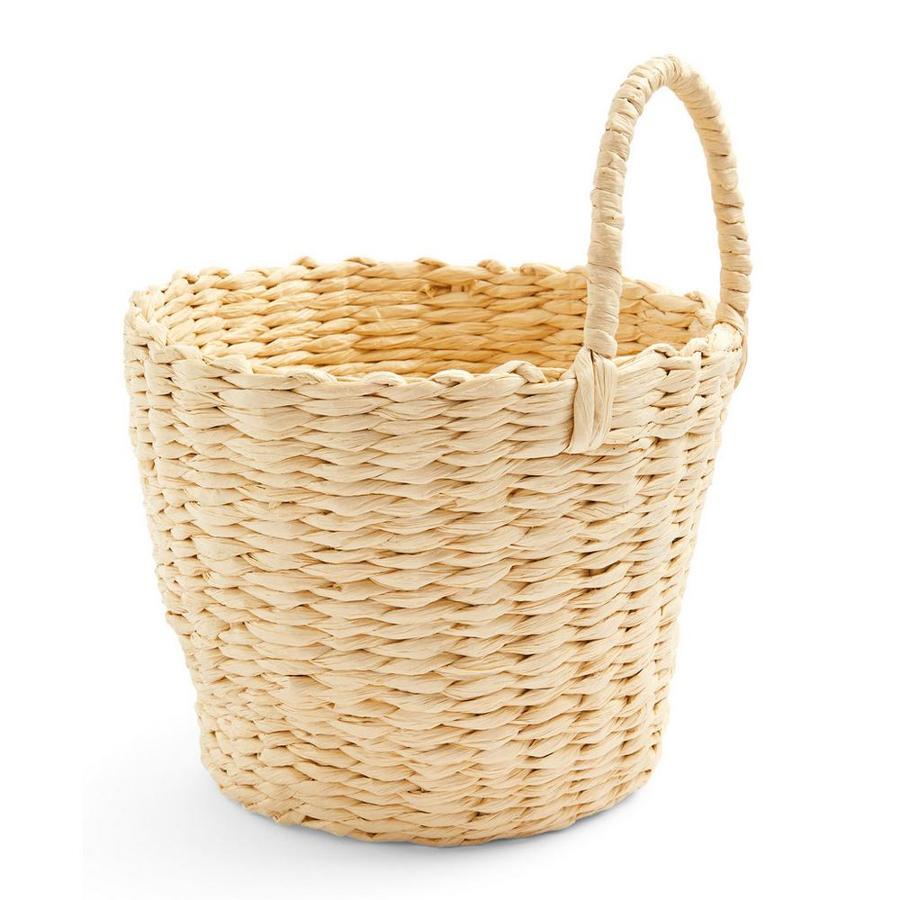 Desde que Marie Kondo apareció en nuestras vidas, las cestas son todo un éxito. La sencillez de esta en particular hace que sea apta para todo tipo de estilos decorativos. Precio: 6 euros.